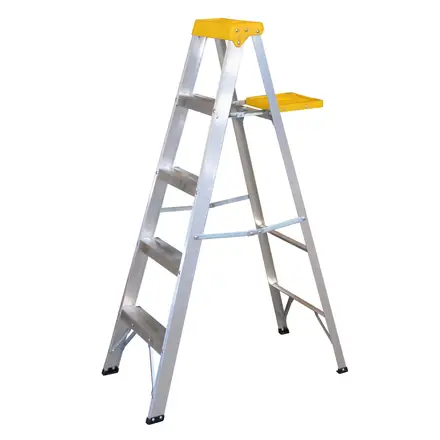 Escalera de tijera tipo III de aluminio y tapa plástica con 4 peldaños